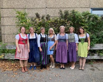 Lehrerinnen passend für das Oktoberfest an unserer Schule gekleidet.