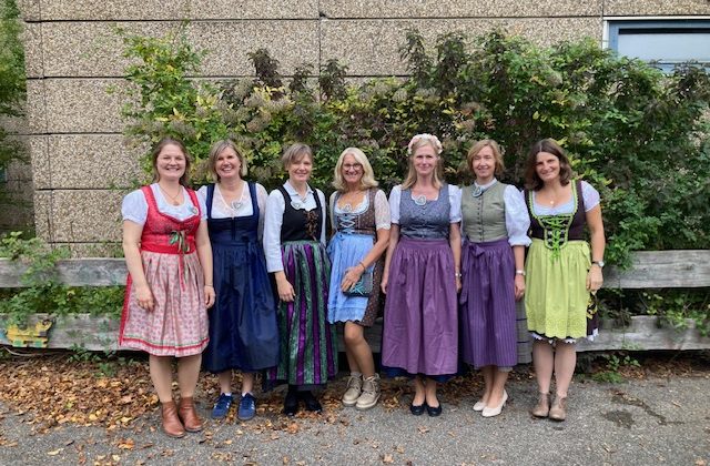 Lehrerinnen passend für das Oktoberfest an unserer Schule gekleidet.