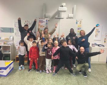 Schülerinnen und Schüler unserer Schule mit Spielern des FCN.