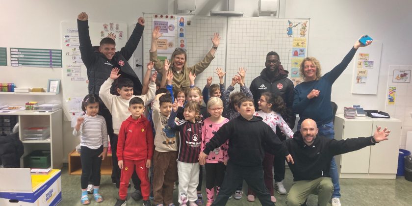 Schülerinnen und Schüler unserer Schule mit Spielern des FCN.