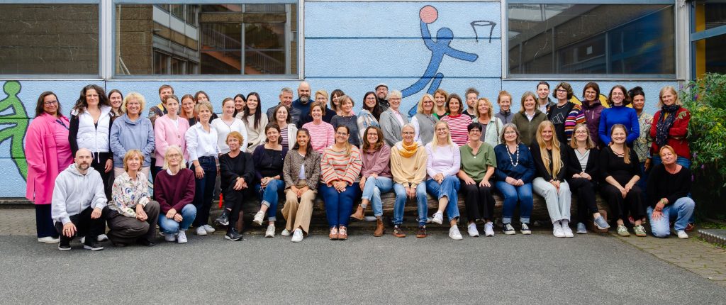 Gemeinsames Gruppenbild der Lehrkräfte, der Schulsozialarbeit und der weiteren pädagogischen Fachkräfte des SFZ Langwasser